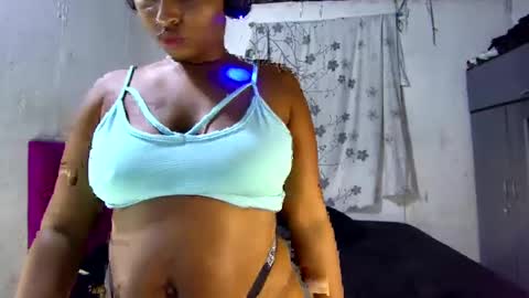 Snapshot of myle_browm chatting on 02/10/25, 01:35 myle online show from 02/10/25, 01:35