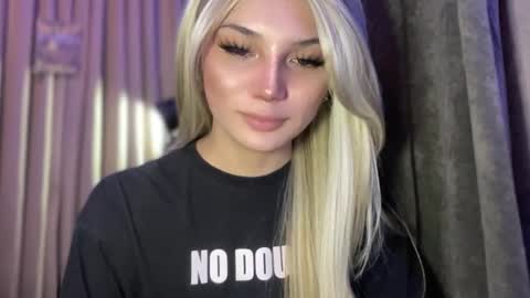 UR GIRL NEXTDOOR online show from 05/01/26, 08:19