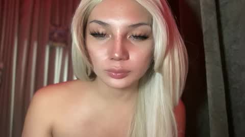 UR GIRL NEXTDOOR online show from 05/01/26, 08:24