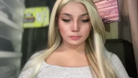 UR GIRL NEXTDOOR online show from 05/04/26, 12:45