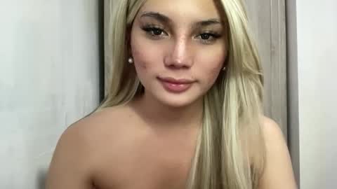 UR GIRL NEXTDOOR online show from 05/13/26, 07:00