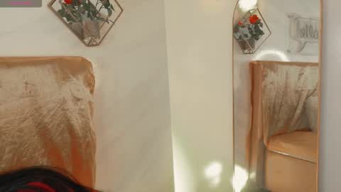 naamah_b online show from 12/20/25, 02:02