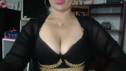 Snapshot of nadia_abaud chatting on 03/08/25, 06:54 Nadia online show from 03/08/25, 06:54