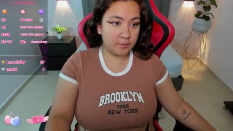 Snapshot of nadine_russo chatting on 01/17/25, 07:27 Nadine online show from 01/17/25, 07:27