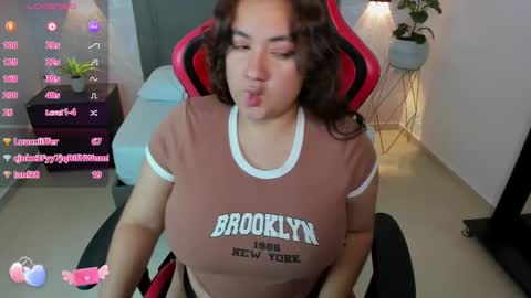 Snapshot of nadine_russo chatting on 01/17/25, 11:07 Nadine online show from 01/17/25, 11:07