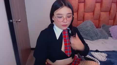 nahia cute     only   online show from 02/25/26, 04:16