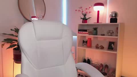 Nahia INDEPENDENT MODEL P online show from 05/01/26, 08:46