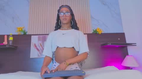 nahomy_james25 online show from 10/05/25, 10:40