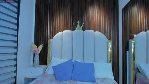 Nahomy online show from 04/22/26, 08:43