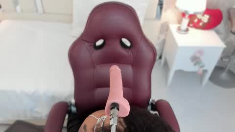 Nahomy Roberts online show from 12/17/25, 09:26