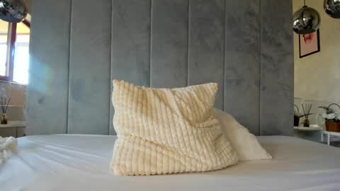 Snapshot of naila18 chatting on 01/08/25, 09:42 Naila online show from 01/08/25, 09:42