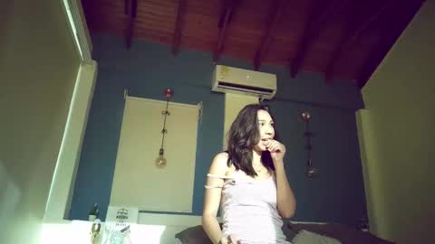 Snapshot of nanamilan_ chatting on 12/17/25, 09:21 Nana Milan online show from 12/17/25, 09:21