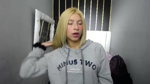 Snapshot of nancy_blonde chatting on 06/18/26, 01:04 nancy blonde online show from 06/18/26, 01:04