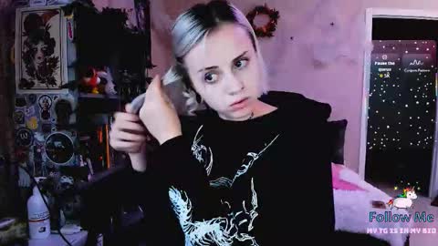 Snapshot of nanitamoore chatting on 11/14/25, 09:13 Monday-Friday 12-4 AM and 6-9 AM New York time online show from 11/14/25, 09:13