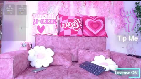 Snapshot of naomi_femme chatting on 05/15/26, 11:17 naomi_femme online show from 05/15/26, 11:17