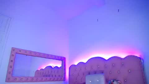 Snapshot of naomi_shayk chatting on 05/14/26, 07:31 naomi_shayk online show from 05/14/26, 07:31