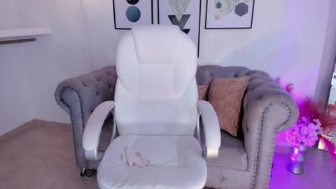 Snapshot of naomii_campbell_ chatting on 12/29/24, 04:40 Naomi Campbell online show from 12/29/24, 04:40