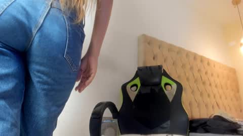 naomis_35 online show from 12/17/25, 07:31