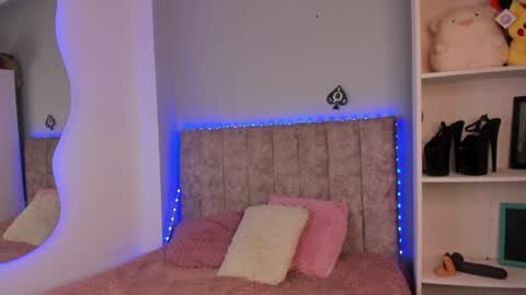Snapshot of naomisanz_ chatting on 06/17/26, 03:02 Laura online show from 06/17/26, 03:02