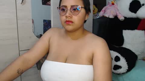 Snapshot of naomylux1 chatting on 12/19/25, 03:02 naomylux1 online show from 12/19/25, 03:02