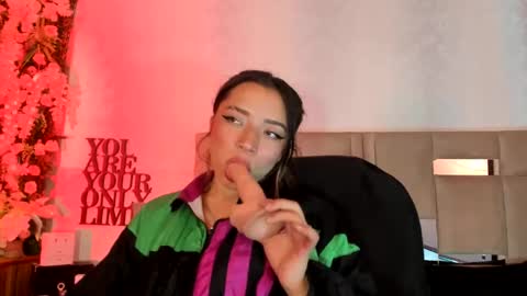 Snapshot of natacha_black00 chatting on 02/23/25, 01:13 Natacha black online show from 02/23/25, 01:13