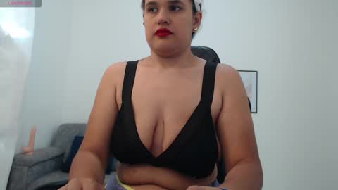 Snapshot of natalia_curvy1 chatting on 11/05/25, 05:35 Nathalia online show from 11/05/25, 05:35