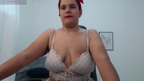 Snapshot of natalia_curvy1 chatting on 11/12/25, 06:41 Nathalia online show from 11/12/25, 06:41