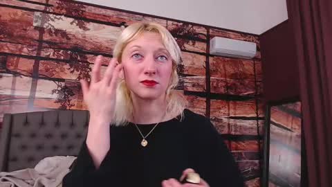 Snapshot of natalie_bitton chatting on 02/06/26, 11:24 Natalie online show from 02/06/26, 11:24