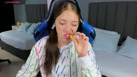 Snapshot of nataly_rodri chatting on 01/18/25, 12:15 Nataly online show from 01/18/25, 12:15