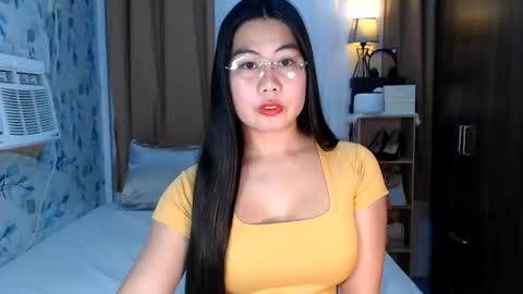 Snapshot of nathalie_hart chatting on 07/14/26, 12:57 Queen Marga online show from 07/14/26, 12:57