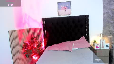 Snapshot of naughty_twink_ chatting on 10/15/25, 11:43 Noah online show from 10/15/25, 11:43