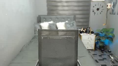 Snapshot of naughtykeats chatting on 10/22/25, 07:02 Crystal online show from 10/22/25, 07:02