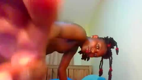 Snapshot of naughtyqueen12 chatting on 10/17/25, 01:42 naughtyqueen12 online show from 10/17/25, 01:42