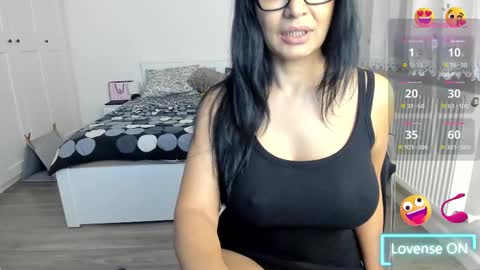 Snapshot of nauty_leila chatting on 03/08/25, 06:54 KimBeee online show from 03/08/25, 06:54