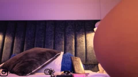 Snapshot of naylapot_ chatting on 11/20/25, 11:21 Juli online show from 11/20/25, 11:21