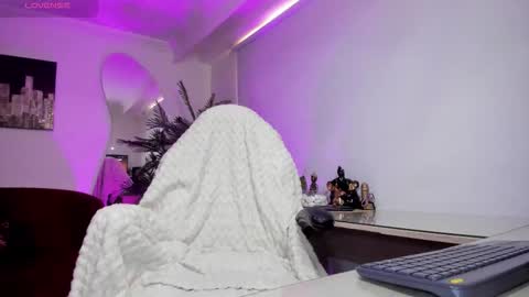 Hellen online show from 10/30/25, 07:14