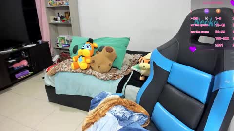 Snapshot of neeko_lol_ chatting on 10/19/25, 05:13 Geek Nicole im Neeko UwU online show from 10/19/25, 05:13