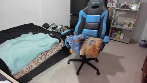 Snapshot of neeko_lol_ chatting on 12/05/25, 02:36 Geek Nicole im Neeko UwU online show from 12/05/25, 02:36