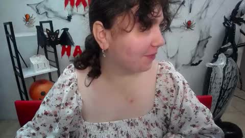 Snapshot of neonilalisova chatting on 11/11/25, 12:05 NeonilaLisova online show from 11/11/25, 12:05