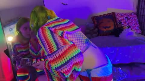 Snapshot of neonslug chatting on 12/18/25, 08:37 neonslug online show from 12/18/25, 08:37