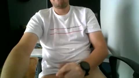 Snapshot of nerdxxx94 chatting on 06/06/26, 04:44 MrBull online show from 06/06/26, 04:44