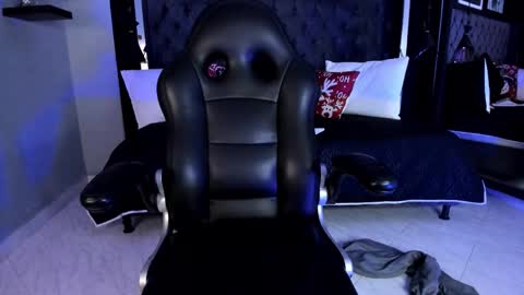 nerida_ online show from 11/20/25, 09:36