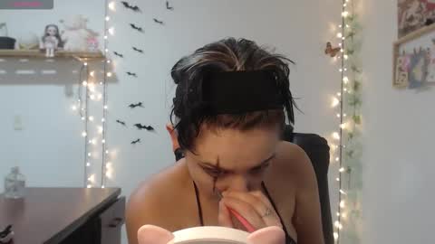 Snapshot of neurotic_witch chatting on 10/19/25, 03:07 Mar online show from 10/19/25, 03:07