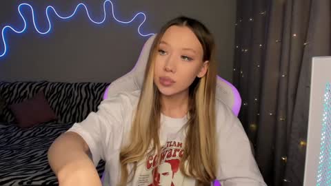 Snapshot of neyrmina chatting on 12/17/24, 02:55 Mina online show from 12/17/24, 02:55