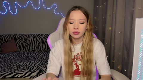 Snapshot of neyrmina chatting on 12/24/24, 01:50 Mina online show from 12/24/24, 01:50