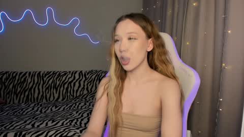 Snapshot of neyrmina chatting on 01/04/25, 01:31 Mina online show from 01/04/25, 01:31