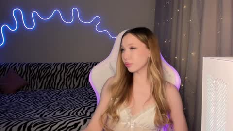 Snapshot of neyrmina chatting on 01/24/25, 04:49 Mina online show from 01/24/25, 04:49