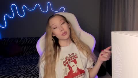 Snapshot of neyrmina chatting on 02/07/25, 02:37 Mina online show from 02/07/25, 02:37