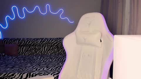 Snapshot of neyrmina chatting on 02/10/25, 03:21 Mina online show from 02/10/25, 03:21