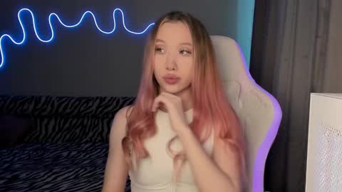 Snapshot of neyrmina chatting on 02/20/25, 11:42 Mina online show from 02/20/25, 11:42